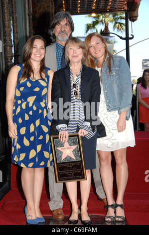 Madison Fisk, Jack Fisk, Sissy Spacek, Schuyler Fisk à la cérémonie d'intronisation pour l'étoile sur le Hollywood Walk of Fame Cérémonie pour Sissy Spacek, Hollywood Boulevard, Los Angeles, CA 1 août 2011. Photo par : Michael Germana/Everett Collection Banque D'Images