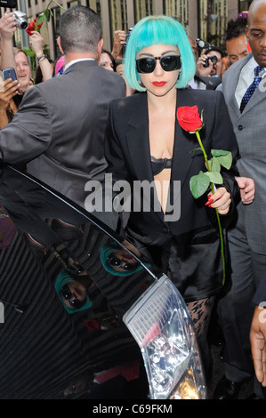Lady Gaga, quitte le bureau de la radio par satellite SiriusXM dehors et environ pour la célébrité CANDIDS - TUE, , New York, NY 7 juin 2011. Photo par : Ray Tamarra/Everett Collection Banque D'Images