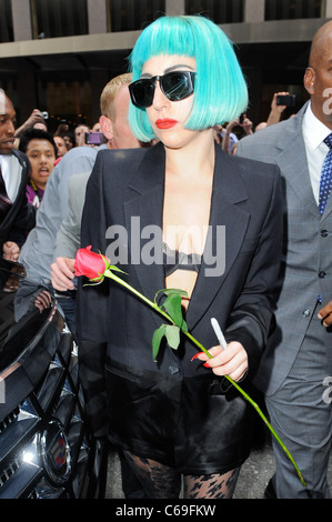 Lady Gaga, quitte le bureau de la radio par satellite SiriusXM dehors et environ pour la célébrité CANDIDS - TUE, , New York, NY 7 juin 2011. Photo par : Ray Tamarra/Everett Collection Banque D'Images