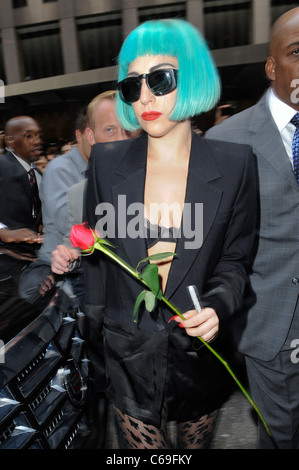 Lady Gaga, quitte le bureau de la radio par satellite SiriusXM dehors et environ pour la célébrité CANDIDS - TUE, , New York, NY 7 juin 2011. Photo par : Ray Tamarra/Everett Collection Banque D'Images