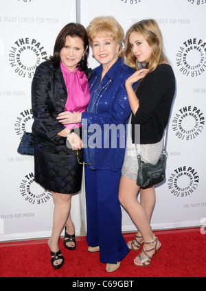 Carrie Fisher, Debbie Reynolds, Billie lourd aux arrivées de Paley Center & TCM présent Debbie Reynolds' Exposition souvenirs hollywoodiens, Paley Center for Media, Los Angeles, CA 7 juin 2011. Photo par : Dee Cercone/Everett Collection Banque D'Images