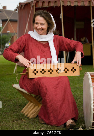 Jouer à la vielle à roue, fête médiévale, l'histoire vivante des camps, Verdin Park, Northwich, Cheshire, Banque D'Images