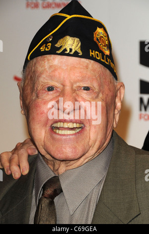 Mickey Rooney aux arrivées de l'AARP Magazine's 10th Annual Gala des films pour adultes, Beverly Wilshire Hotel, Los Angeles, CA le 7 février 2011. Photo par : Dee Cercone/Everett Collection Banque D'Images