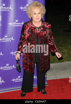 Doris Roberts devant le hall des arrivées pour Hallmark Channel Hiver 2011 TCA Press Tour Soirée de Gala, Tournoi Maison, Pasadena, CA 7 janvier 2011. Photo par : Dee Cercone/Everett Collection Banque D'Images