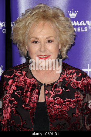 Doris Roberts devant le hall des arrivées pour Hallmark Channel Hiver 2011 TCA Press Tour Soirée de Gala, Tournoi Maison, Pasadena, CA 7 janvier 2011. Photo par : Dee Cercone/Everett Collection Banque D'Images