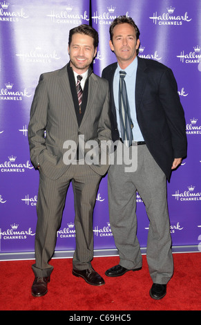 Jason Priestley, Luke Perry aux arrivées pour Hallmark Channel Hiver 2011 TCA Press Tour Soirée de Gala, Tournoi Maison, Pasadena, CA 7 janvier 2011. Photo par : Dee Cercone/Everett Collection Banque D'Images