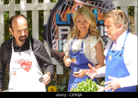 Kelly Ripa, Regis Philbin, l'hôte de la "Live With Regis and Kelly" enregistrement au Lincoln Center ABC Studios dehors et environ pour la célébrité CANDIDS - THU, , New York, NY Le 2 juin 2011. Photo par : Ray Tamarra/Everett Collection Banque D'Images