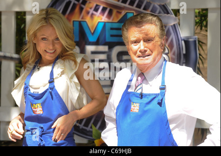 Kelly Ripa, Regis Philbin, l'hôte de la "Live With Regis and Kelly" enregistrement au Lincoln Center ABC Studios dehors et environ pour la célébrité CANDIDS - THU, , New York, NY Le 2 juin 2011. Photo par : Ray Tamarra/Everett Collection Banque D'Images