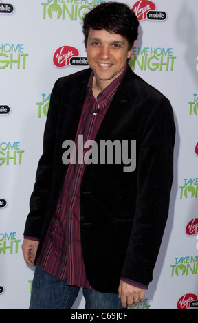 Ralph Macchio aux arrivées pour TAKE ME HOME TONIGHT Premiere, la Live Regal Cinemas Premiere, Los Angeles, CA 2 mars 2011. Photo par : Emiley Schweich/Everett Collection Banque D'Images