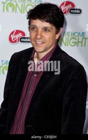 Ralph Macchio aux arrivées pour TAKE ME HOME TONIGHT Premiere, la Live Regal Cinemas Premiere, Los Angeles, CA 2 mars 2011. Photo par : Emiley Schweich/Everett Collection Banque D'Images