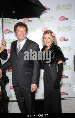 Barry Williams aux arrivées pour TAKE ME HOME TONIGHT Premiere, la Live Regal Cinemas Premiere, Los Angeles, CA 2 mars 2011. Photo par : Michael Germana/Everett Collection Banque D'Images