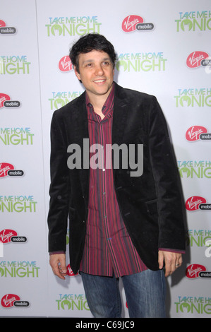 Ralph Macchio aux arrivées pour TAKE ME HOME TONIGHT Premiere, la Live Regal Cinemas Premiere, Los Angeles, CA 2 mars 2011. Photo par : Elizabeth Goodenough/Everett Collection Banque D'Images