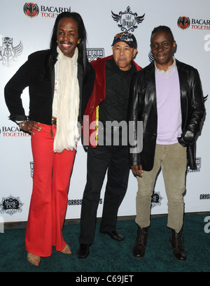 Verdine White, Maurice White, Philip Bailey, (Earth Wind & Fire) présents pour la 7e édition du concert bénéfice, la Peapod Music Box, Los Angeles, CA, 10 février 2011. Photo par : Dee Cercone/Everett Collection Banque D'Images