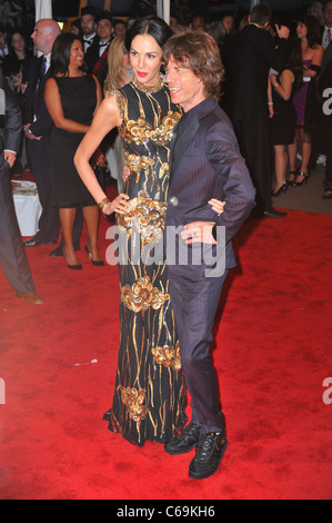 L'Wren Scott, Mick Jagger aux arrivées pour Alexander McQueen : Savage Beauty Opening Night Gala - Partie 1, Metropolitan Museum of Art Costume Institute, New York, NY Le 2 mai 2011. Photo par : Gregorio T. Binuya/Everett Collection Banque D'Images