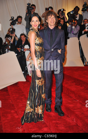 L'Wren Scott, Mick Jagger aux arrivées pour Alexander McQueen : Savage Beauty Opening Night Gala - Partie 1, Metropolitan Museum of Art Costume Institute, New York, NY Le 2 mai 2011. Photo par : Gregorio T. Binuya/Everett Collection Banque D'Images