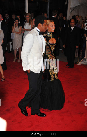 Jay-Z, Beyonce Knowles aux arrivées pour Alexander McQueen : Savage Beauty Opening Night Gala - Partie 1, Metropolitan Museum of Art Banque D'Images