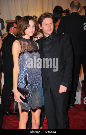 Alexa Chung, Christopher Kane aux arrivées pour Alexander McQueen : Savage Beauty Opening Night Gala - Partie 2, Metropolitan Museum Banque D'Images