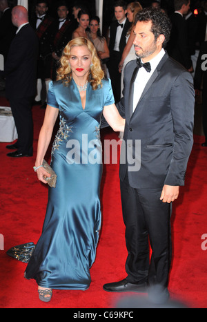 Madonna, Guy Oseary aux arrivées pour Alexander McQueen : Savage Beauty Opening Night Gala - Partie 2, Metropolitan Museum of Art Costume Institute, New York, NY Le 2 mai 2011. Photo par : Gregorio T. Binuya/Everett Collection Banque D'Images