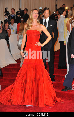 Gisele Bundchen (portant une robe Alexander McQueen), Tom Brady au niveau des arrivées pour Alexander McQueen : Savage Beauty Opening Night Gala - Partie 2, Metropolitan Museum of Art Costume Institute, New York, NY Le 2 mai 2011. Photo par : Gregorio T. Binuya/Everett Collection Banque D'Images