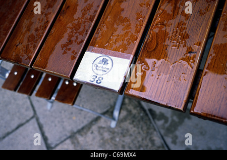 Détail de la table lors d'une journée pluvieuse à Oberhafenkantine restaurant à Hambourg. Banque D'Images