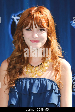 Bella Thorne, au terminal des arrivées pour PHINEAS ET FERB : À TRAVERS LA 2ème dimension Premiere, El Capitan Theatre, Los Angeles, CA 3 Août Banque D'Images