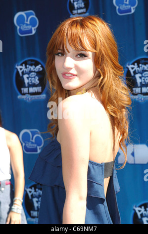 Bella Thorne, au terminal des arrivées pour PHINEAS ET FERB : À TRAVERS LA 2ème dimension Premiere, El Capitan Theatre, Los Angeles, CA 3 Août Banque D'Images