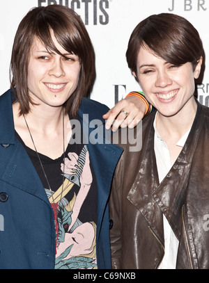 Tegan, Sara présents pour ELLE Women in Music Event, la boîte à musique, Los Angeles, CA, 11 avril 2011. Photo par : Emiley Schweich/Everett Collection Banque D'Images