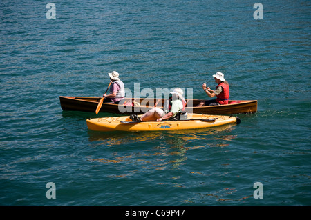 Rivière Dart Régate Dartmouth,personnes âgées,messing sur sur la rivière, dans le sud du Devon,chapeaux,Sun Hat Dartmouth,trois,3,paddle Banque D'Images