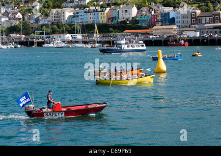 La course( regardant gigs racing à Dartmouth regatta,la régate à Dartmouth Devon, Angleterre UK,Kingwear,rivière Dart,de,lame Banque D'Images