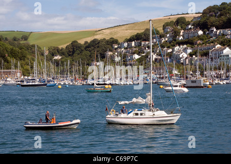 Bateau de patrouille portuaire avec yacht au Devon Kingswear,course,regarder Marshall course concerts au Dartmouth Regata,la régate Dartmouth Banque D'Images