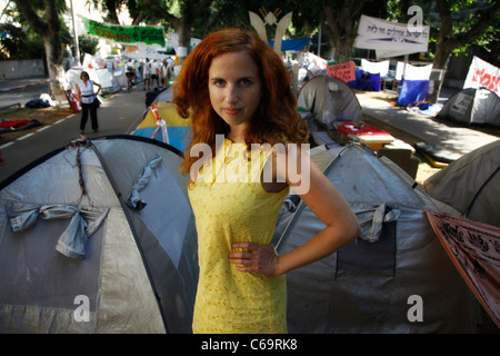 Stav Shaffir fondateur, organisateur et chef de l'officieux 2011 justice sociale israélienne de protestation dans laquelle plus d'un demi-million d'Israéliens sont descendus dans la rue en une série de manifestations publiques s'opposant à la poursuite de l'augmentation du coût de la vie particulièrement dans le secteur du logement. "Ville des Tentes" composé dans le Boulevard Rothschild à Tel Aviv, Israël Banque D'Images