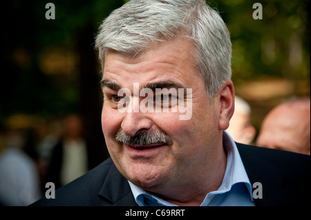 Håkan Juholt, chef du parti social-démocrate suédois, tient son discours d'été dans la banlieue de Stockholm, Västertorp Banque D'Images