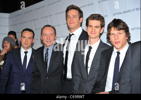 Dana Brunetti, Kevin Spacey, Armie Hammer, Andrew Garfield, Jesse Eisenberg au niveau des arrivées pour le National Board of Review 2011 Awards Gala, Restaurant Cipriani 42nd Street, New York, NY Le 11 janvier 2011. Photo par : Gregorio T. Binuya/Everett Collection Banque D'Images