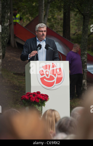 Håkan Juholt, chef du parti social-démocrate suédois, tient son discours d'été dans la banlieue de Stockholm, Västertorp Banque D'Images