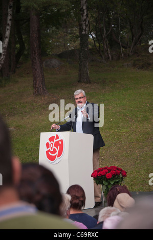 Håkan Juholt, chef du parti social-démocrate suédois, tient son discours d'été dans la banlieue de Stockholm, Västertorp Banque D'Images