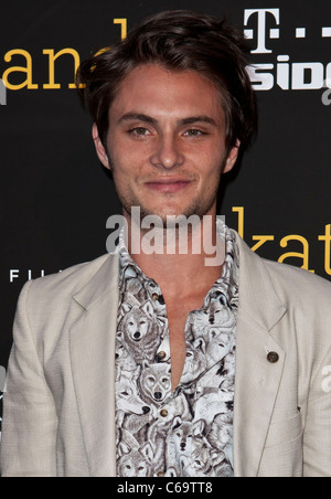 Shiloh Fernandez aux arrivées de SKATELAND Los Angeles Premiere, Théâtre Arclight Hollywood, CA, le 11 mai 2011. Photo par : Emiley Banque D'Images