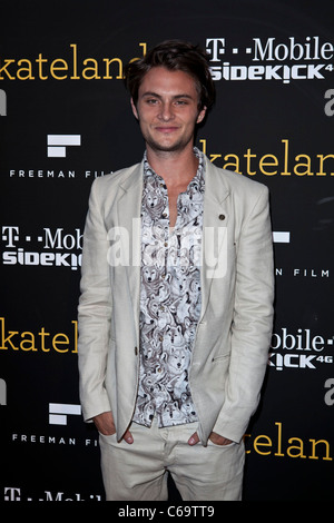 Shiloh Fernandez aux arrivées de SKATELAND Los Angeles Premiere, Théâtre Arclight Hollywood, CA, le 11 mai 2011. Photo par : Emiley Banque D'Images