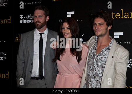 Anthony Burns, Ashley Greene, Shiloh Fernandez aux arrivées de SKATELAND Los Angeles Premiere, Théâtre Arclight Hollywood, CA, le 11 mai 2011. Photo par : Emiley Schweich/Everett Collection Banque D'Images