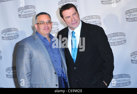 John Gotti Jr., John Travolta en spectateurs dans GOTTI : Conférence de presse, l'hôtel Sheraton de New York, NY Le 12 avril 2011. Photo par : Gregorio T. Binuya/Everett Collection Banque D'Images