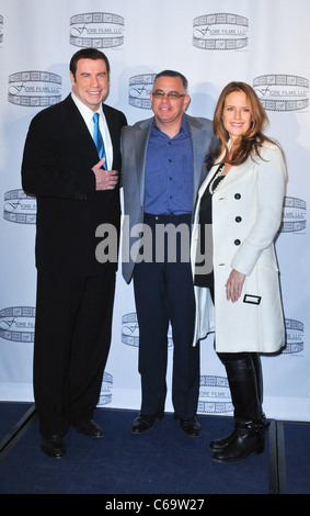 John Gotti Jr., John Travolta, Kelly Preston en spectateurs dans GOTTI : Conférence de presse, l'hôtel Sheraton de New York, NY Le 12 avril 2011. Photo par : Gregorio T. Binuya/Everett Collection Banque D'Images