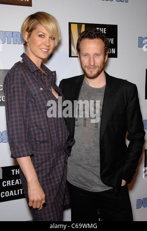 Jenna Elfman, Bodhi Elfman aux arrivées pour la première stupeur, Egyptian Theatre, Los Angeles, CA, 12 avril 2011. Photo par : Banque D'Images