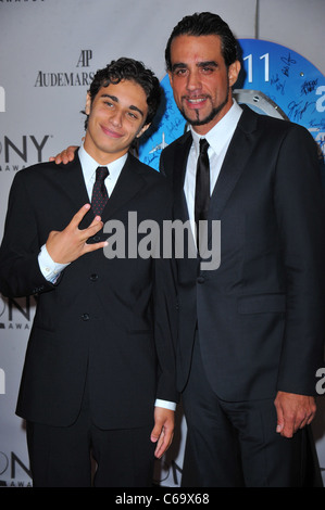 Bobby Cannavale (droite), avec son fils Jake, au niveau des arrivées pour l'American Theatre Wing's 65e Antoinette Perry Tony Awards - Arrivals, Beacon Theater, New York, NY 12 Juin, 2011. Photo par : Gregorio T. Binuya/Everett Collection Banque D'Images