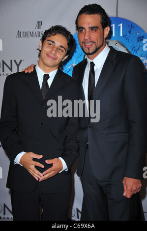 Bobby Cannavale (droite), avec son fils Jake, au niveau des arrivées pour l'American Theatre Wing's 65e Antoinette Perry Tony Awards - Arrivals, Beacon Theater, New York, NY 12 Juin, 2011. Photo par : Gregorio T. Binuya/Everett Collection Banque D'Images