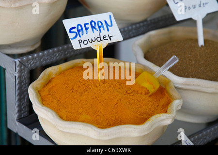 Épices Safran en vente à l'allée couverte de Souk al-Attarine les parfums ou Shuk habsamim en hébreu dans le quartier musulman de la vieille ville de Jérusalem-Est Israël Banque D'Images