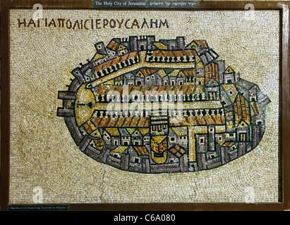 Une reproduction de la Mosaïque byzantine précoce Madaba Carte illustrant les vieille ville de Jérusalem placées dans un mur à l'ancien quartier juif de Cardo City East Jerusalem Israel Banque D'Images