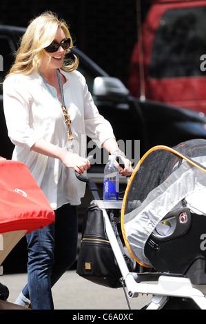 Jane Krakowski, Bennett Robert Godley, marcher à Greenwich Village dehors et environ pour la célébrité CANDIDS - MON, , New York, NY Juin Banque D'Images