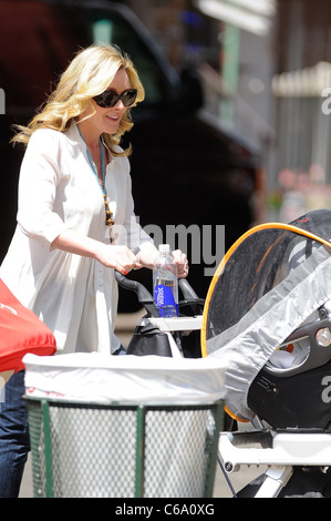 Jane Krakowski, Bennett Robert Godley, marcher à Greenwich Village dehors et environ pour la célébrité CANDIDS - MON, , New York, NY Juin Banque D'Images