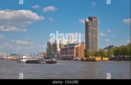 Vacances Conversions sur la rive de la Tamise, Londres, Angleterre Banque D'Images