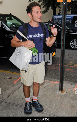 Mark Feuerstein, quitte son appartement de l'Upper East Side dehors et environ pour la célébrité CANDIDS - WED, , New York, NY 13 juillet 2011. Photo par : Ray Tamarra/Everett Collection Banque D'Images