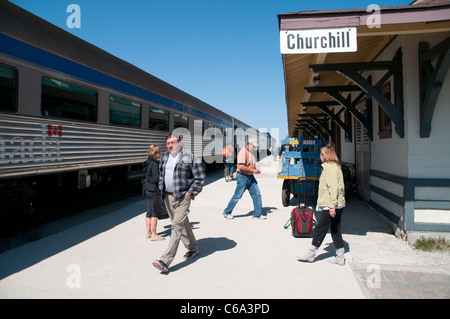 Les passagers des chemins de fer de l'usine à la gare du nord dans la ville de Churchill, Manitoba, Canada, dans la baie d'Hudson. Banque D'Images